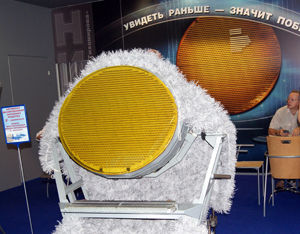 PAK FA戰(zhàn)斗機(jī)有源相控陣?yán)走_(dá)的前向天線（季霍米洛夫儀器設(shè)計科學(xué)研究院公司圖片）