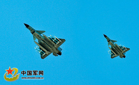 戰(zhàn)機(jī)升空開展對(duì)抗訓(xùn)練。肖燕錦攝