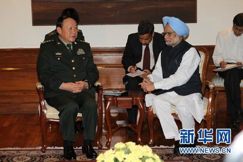 9月4日，在印度首都新德里的總理府，印度總理曼莫漢·辛格（右）會見中國國務(wù)委員兼國防部長梁光烈。