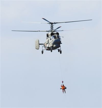 演習(xí)中，搜救直升機(jī)營(yíng)救“落水人員”