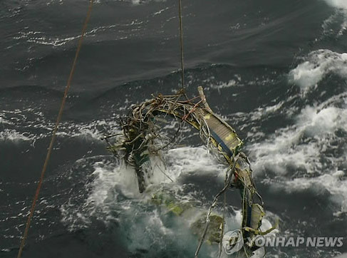 韓國防部23日表示，于本月21日又打撈了三塊朝鮮遠程火箭“銀河3”號的殘骸，打撈地點在之前打撈一級火箭氧化劑桶附近1-2公里海域內(nèi)。（圖片來源：韓聯(lián)社）
