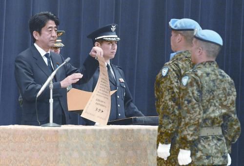 20日，日本首相安倍晉三向回國(guó)的戈蘭高地維和自衛(wèi)隊(duì)遞交政府獎(jiǎng)狀。安倍在儀式上稱，近年“日本周邊的安全保障環(huán)境更加嚴(yán)峻”，為此將修改《防衛(wèi)計(jì)劃大綱》，進(jìn)一步加強(qiáng)日美同盟。