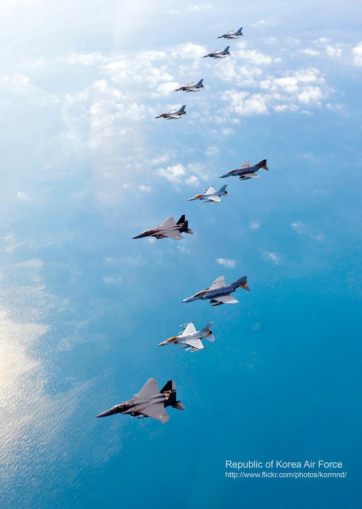 圖為韓空軍KF-16戰(zhàn)機(jī)、F-4戰(zhàn)機(jī)、F-15K兩代三型戰(zhàn)機(jī)編隊(duì)升空練作戰(zhàn)。