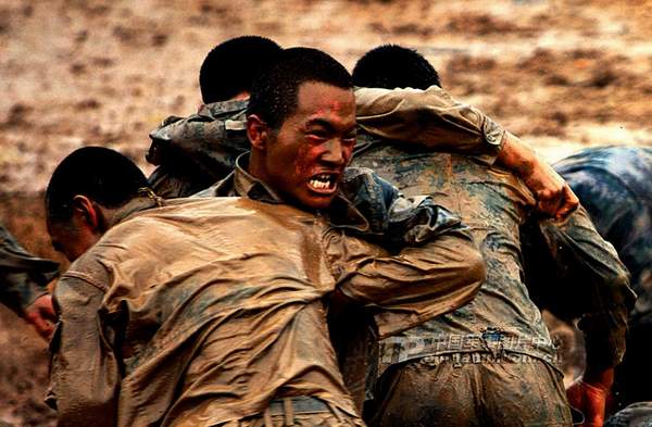 資料圖：濟(jì)南軍區(qū)某部特種兵魔鬼訓(xùn)練。