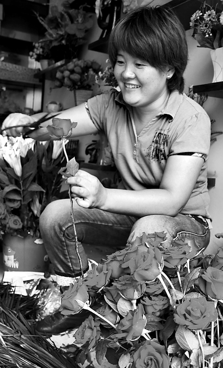 8月21日，內黃縣一家鮮花店的工作人員正在包裝鮮花。