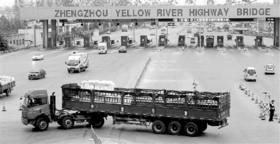 一輛6軸大貨車被路政人員勸阻后，掉頭返回