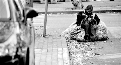 她靠在裝滿樹葉的大袋子上瞇了一會(huì)。