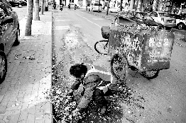 他不停清理著路邊的樹葉。