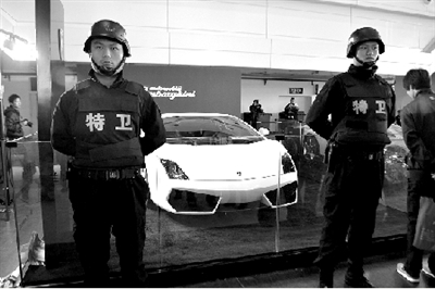 保鏢進(jìn)入汽車(chē)展