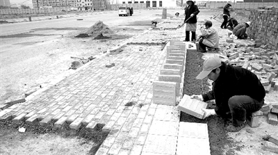 端午路正在鋪設(shè)人行道道磚，進行工程收尾。