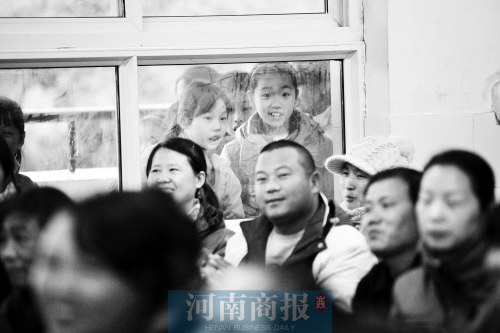 家長(zhǎng)課堂上，孩子們趴在窗戶上圍觀