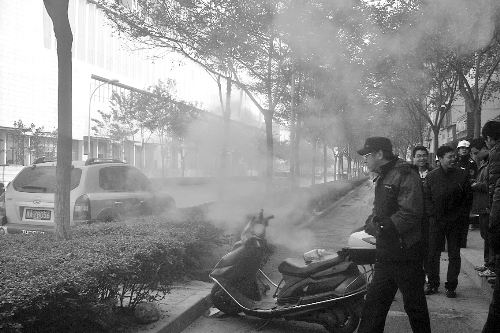 暖氣管爆裂，熱水熱氣從花壇中噴出。