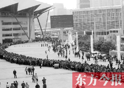 3月2日，在鄭州國(guó)際會(huì)展中心，河南省春季人才招聘會(huì)舉行，六萬(wàn)五千名求職者扎堆求職