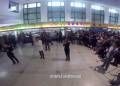 火車站候車大廳紅歌快閃迎國慶！百人互動，震撼現(xiàn)場嗨翻天！