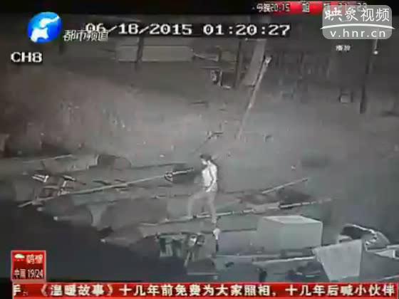 轎車(chē)凌晨狂飆 年輕男女投河