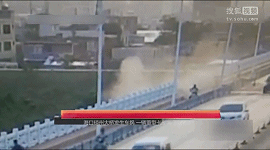 監(jiān)拍?？诃傊荽髽蛑匦涂ㄜ囍苯記_下大橋 司機獲救