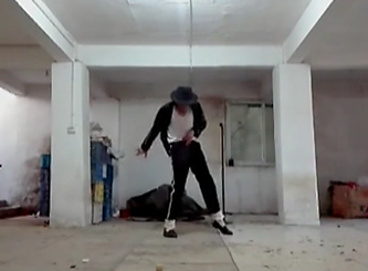 農(nóng)民工也愛邁克杰克遜！地下室模仿MJ經(jīng)典舞步