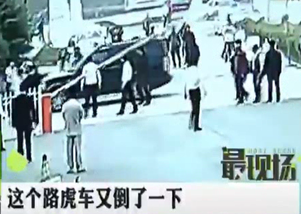 奧迪沒(méi)修好 路虎又被砸？