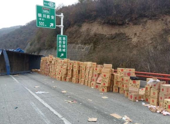 蘋果散落高速 眾人撿5個(gè)多小時(shí)完璧歸趙