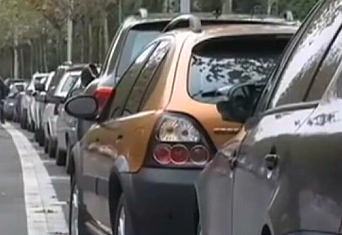 監(jiān)拍18歲少年專盜豪車(chē)后視鏡