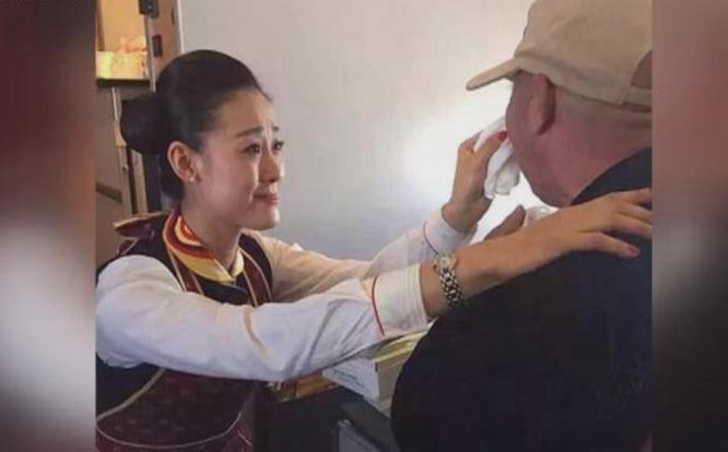 贊！空姐跪地喂河南老人吃飯