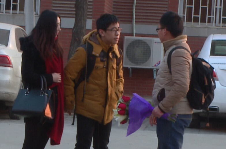 美女請你假裝其男友拒絕追求者，你會怎么辦？