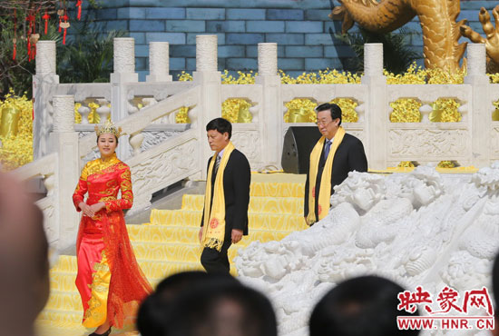 　河南省委書記、省人大常委會主任郭庚茂，河南省省長謝伏瞻敬獻花籃。映象網記者 邵恰 攝