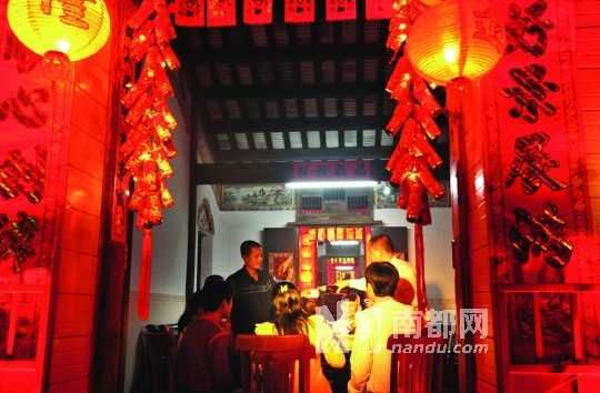 　　?？谌税殉Φ哪暌癸埛Q為“吃圍爐”。