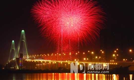  ?？谑忻癯赃^了年夜飯,到西海岸燃放觀賞煙花是近年來興起的一大潮流。