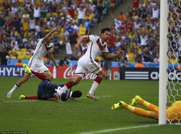 第13分鐘，胡梅爾斯頭球破門