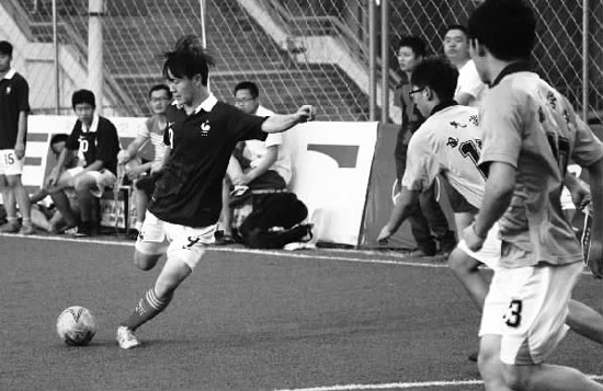 只要有球踢，小伙子們就很高興