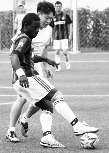 黑人小伙維安雖然沒有進(jìn)球，但其在場上展現(xiàn)出來的個人能力，贏得了對手的稱贊