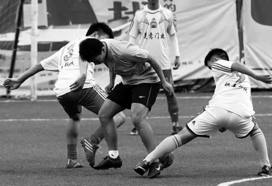 奪冠熱門球隊美意門業(yè)，上半場就踢出了5:0的一邊倒局面