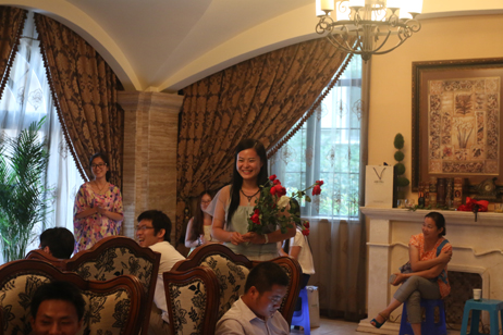 收到怎么多玫瑰，當然開心啦！