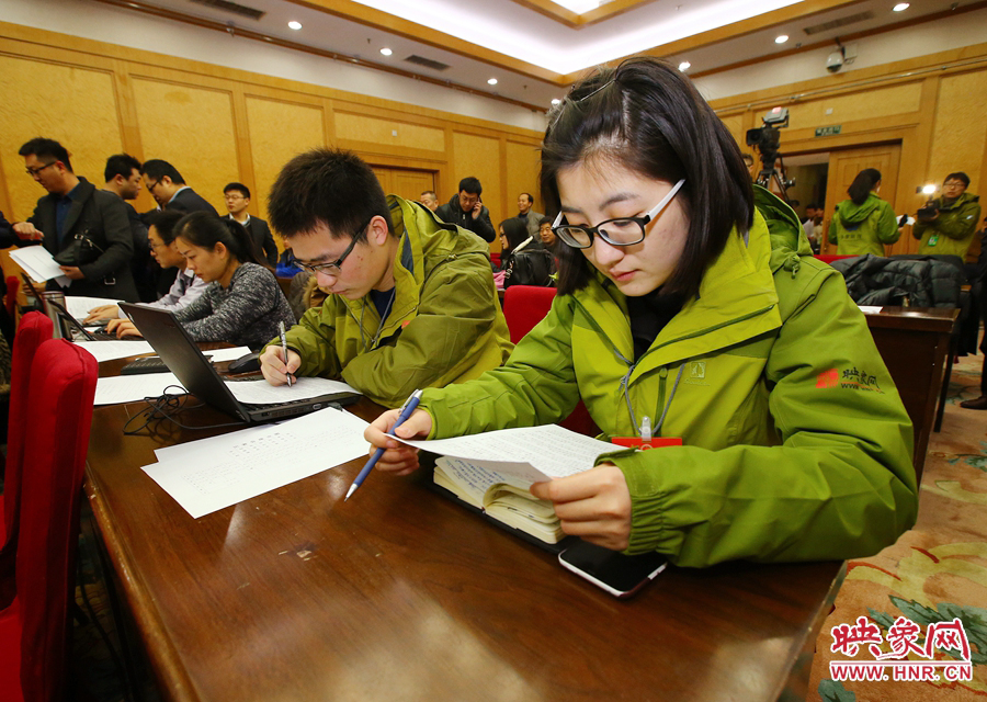 大象融媒映象網(wǎng)記者南樂天在兩會記者會開始前積極準(zhǔn)備。