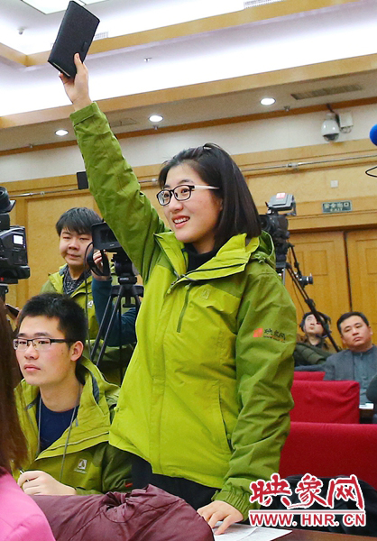 兩會記者會，樂天站起來舉手。