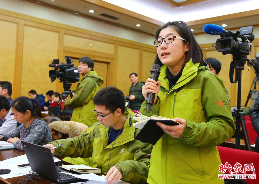 大象融媒映象網(wǎng)記者南樂天在記者會上提問。