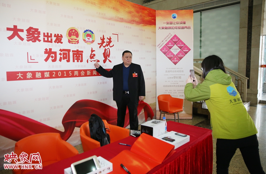 幫代表在大象融媒新聞會客廳留影拍照。