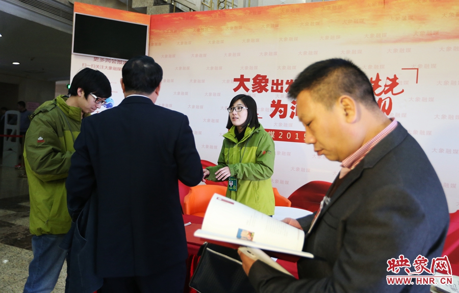 向代表、委員講解大象融媒旗下出品的新聞產(chǎn)品。