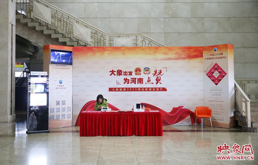 工作間隙還要更新映象網(wǎng)兩會微博。