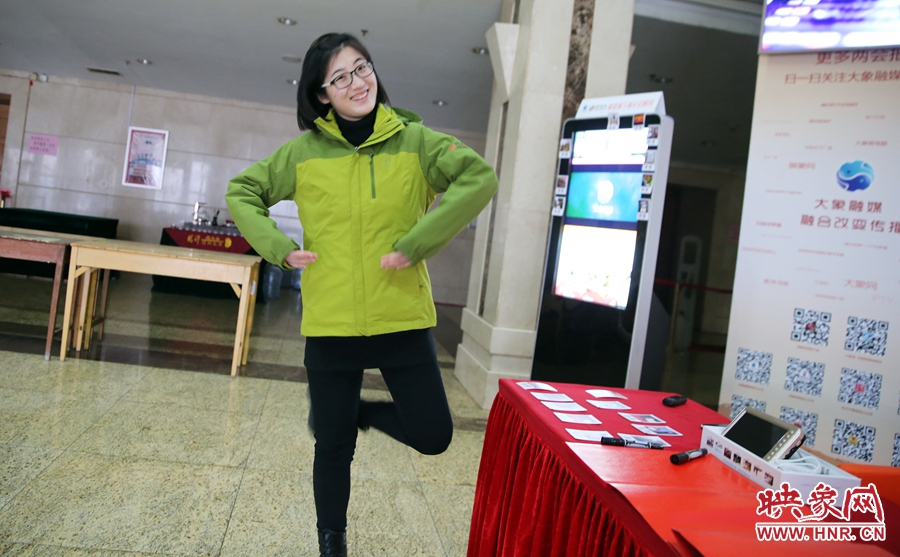 工作間隙，樂天跳起了“南式芭蕾”。