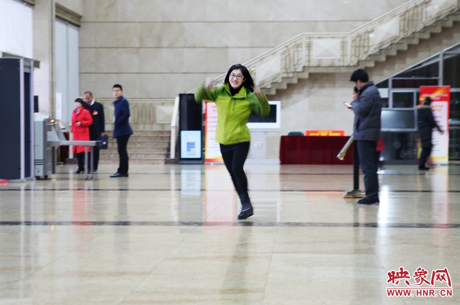 南樂天完成一個采訪后，興奮的跳了起來。