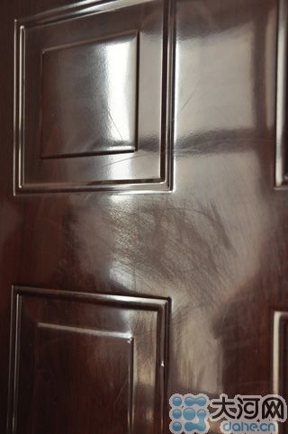 　雖然王先生用砂紙打磨過，但是“奠字”仍依稀可見