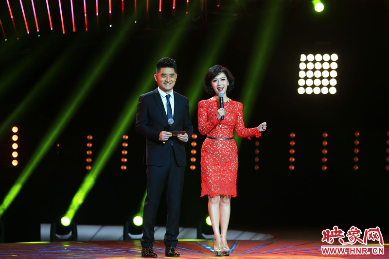 《梨園春》主持人關(guān)楓、龐曉戈