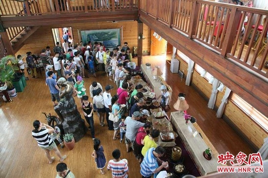 聽(tīng)眾們?cè)谀疚輹?huì)所享用免費(fèi)自助餐。