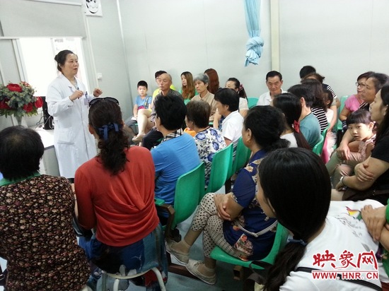 聽眾們過(guò)來(lái)做冬病夏治——貼三伏貼現(xiàn)場(chǎng)