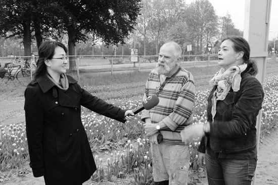 河南電視臺都市頻道記者采訪荷蘭當?shù)孛癖? style= 河南電視臺都市頻道記者采訪荷蘭當?shù)孛癖? width=