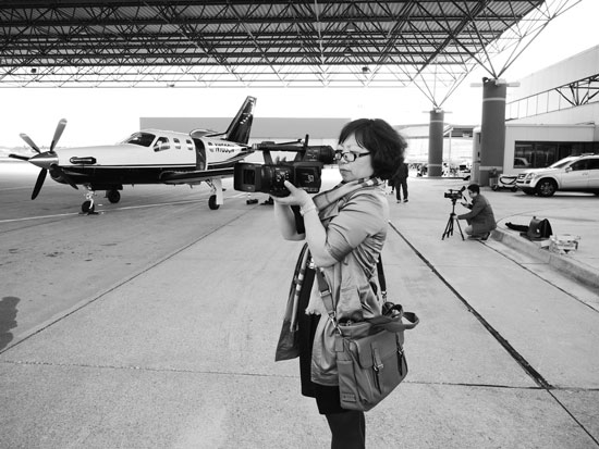 河南電視臺都市頻道報道部主管時舜英拍攝孟菲斯國際機場 河南電視臺都市頻道報道部主管時舜英拍攝孟菲斯國際機場