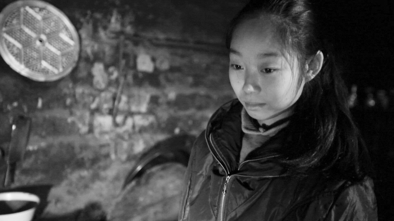 小倩倩家徒四壁，她渴望繼續(xù)讀書(shū)，改變家的現(xiàn)狀