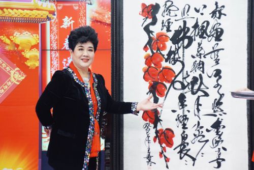 公司特聘請國家一級(jí)著名豫劇演員王希玲作為春節(jié)期間“歡騰購物”形象大使